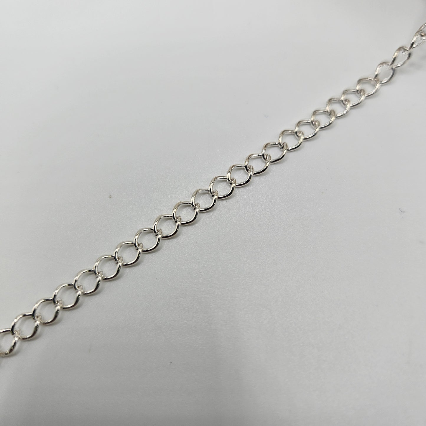 Silver-plated curb chain necklace with interlinked metal loops