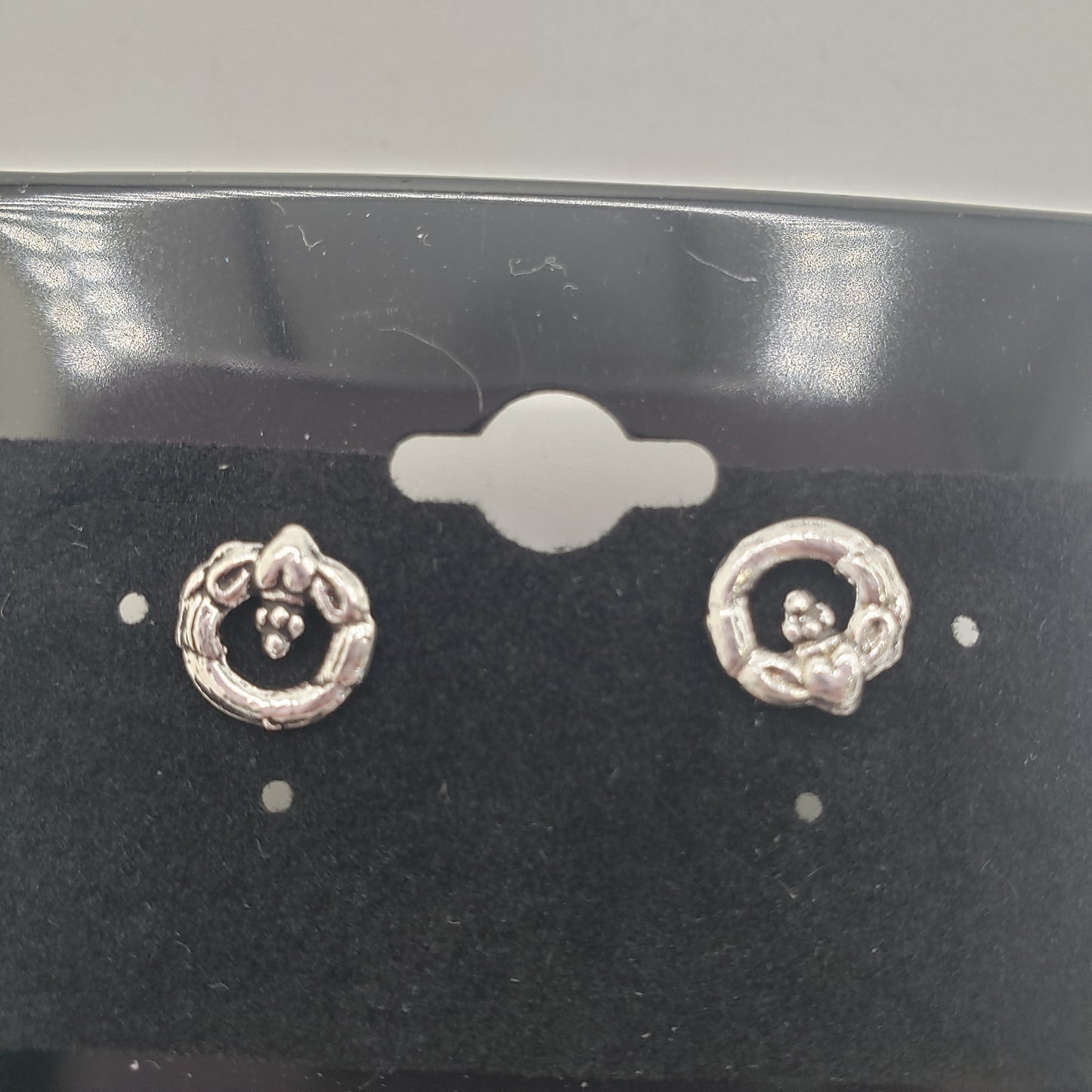 SS Hand & Heart Wreath Stud Earrings 7.99