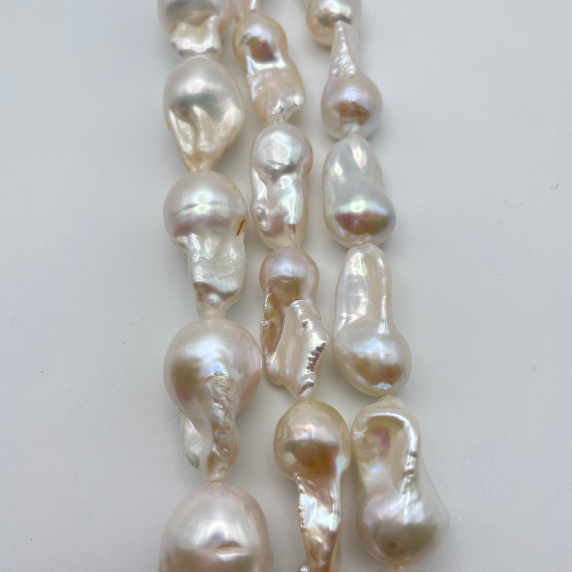 25-22mm White Baroque Pearl Single Bead.