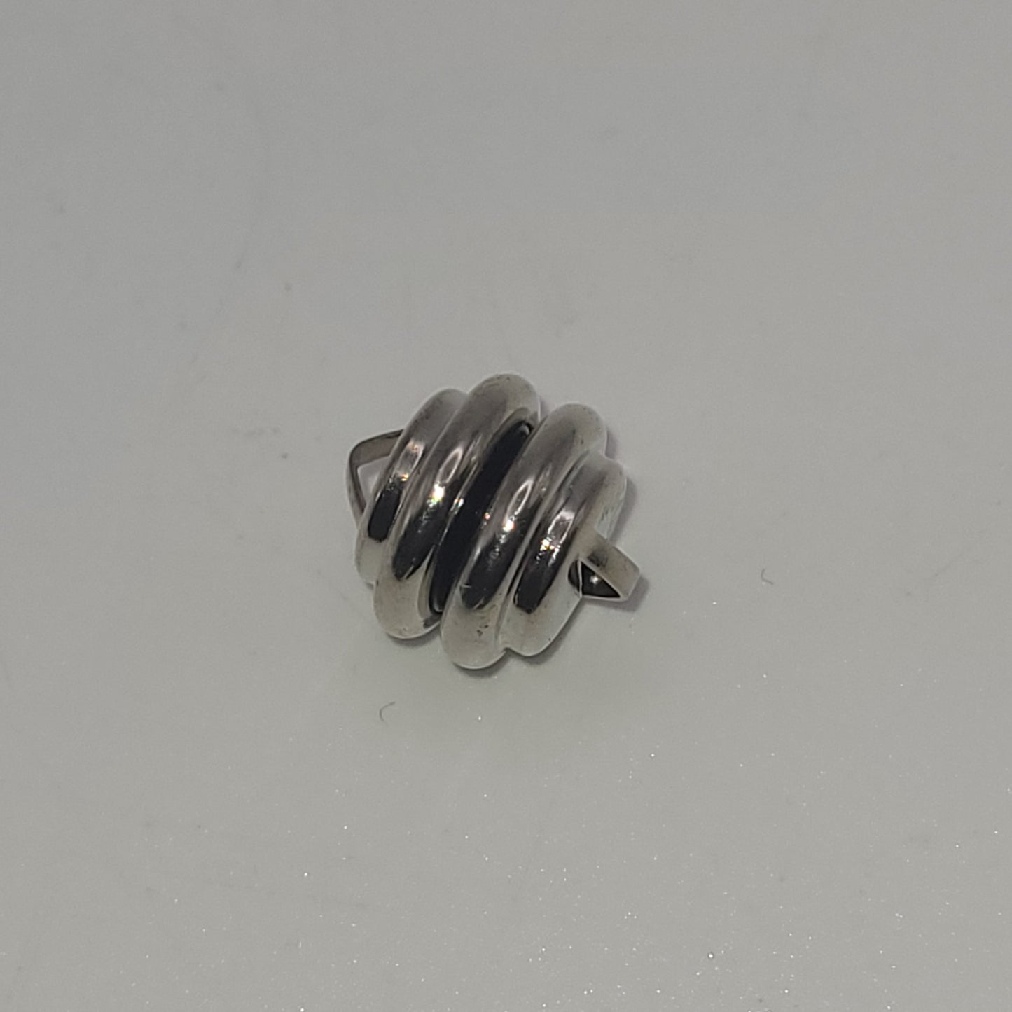 Hypoallergenic magnetic clasp large Saucer Shape.