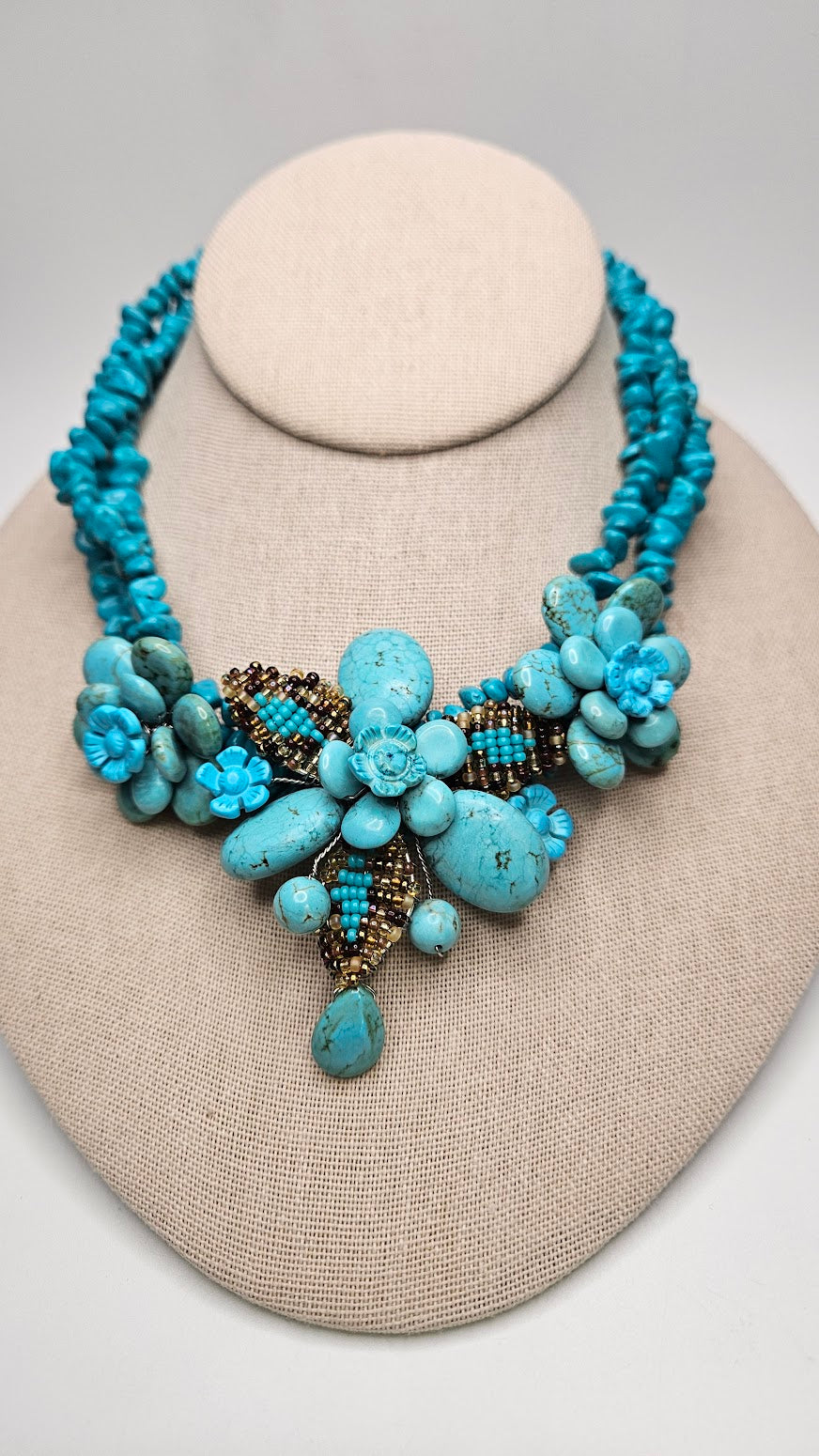 Dyed Howlite and Seed Bead Flower Necklace.