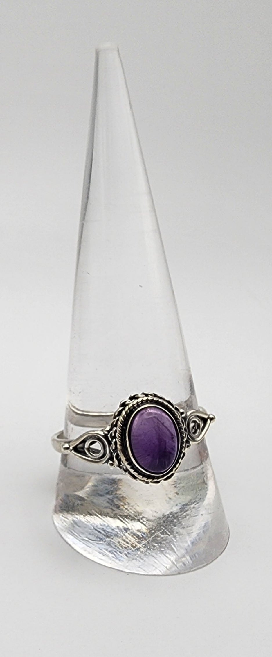 Sterling Silver Decorative Amethyst Oval Ring.