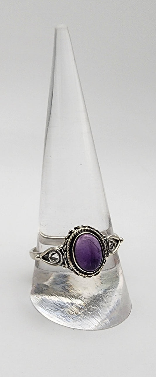 Sterling Silver Decorative Amethyst Oval Ring.