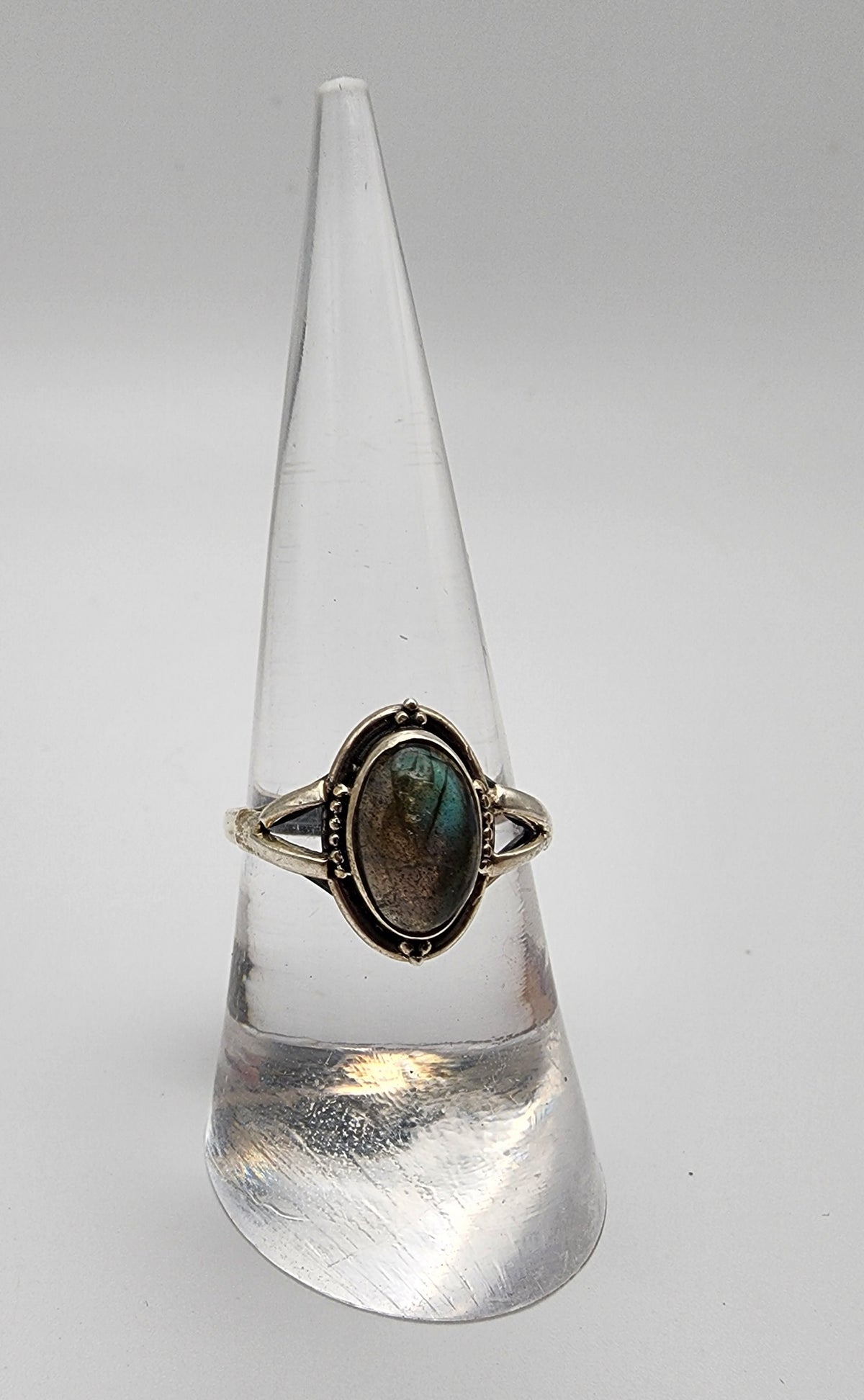 Sterling Silver Decorative Labradorite Oval Ring.