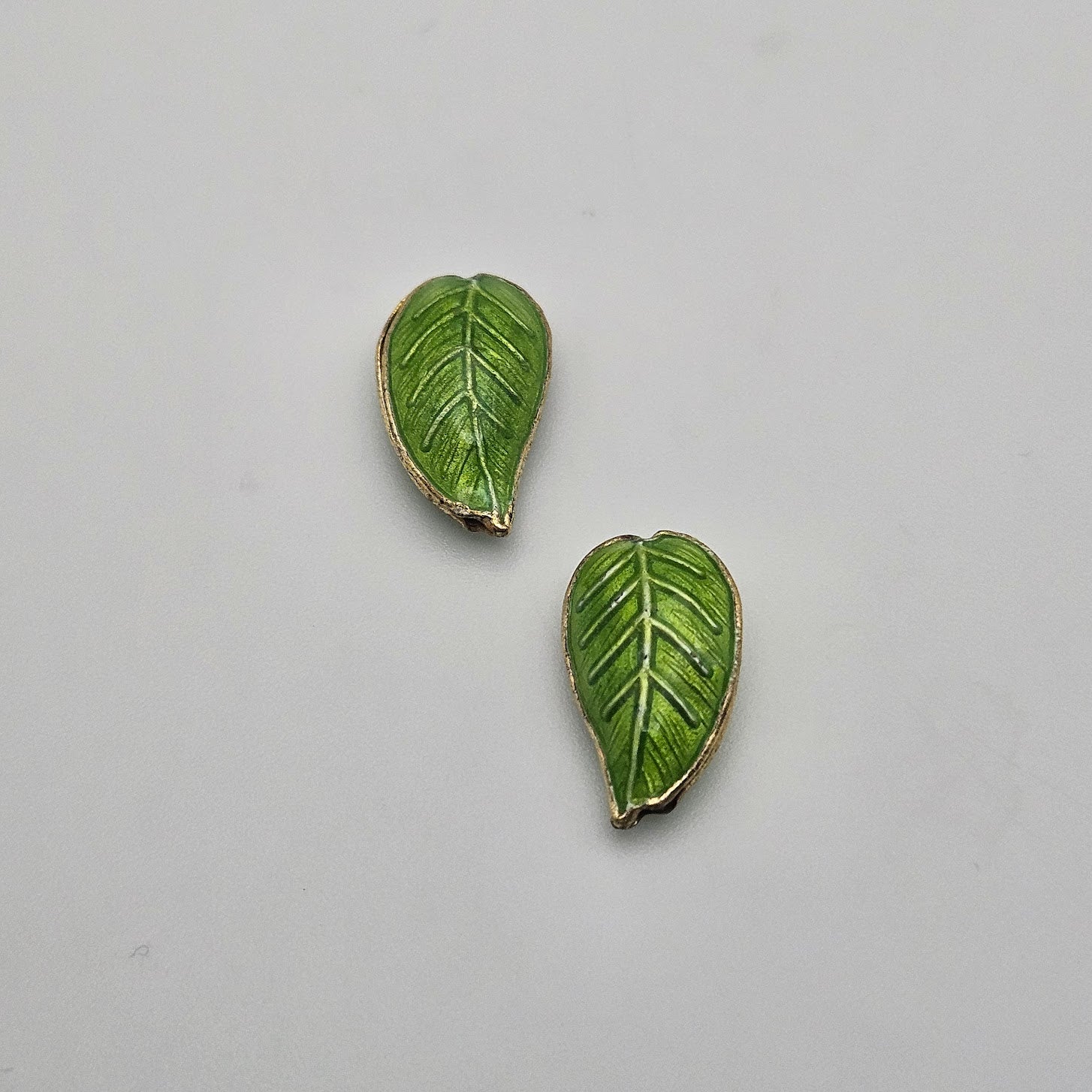 Small Light Green Leaf Single Bead.